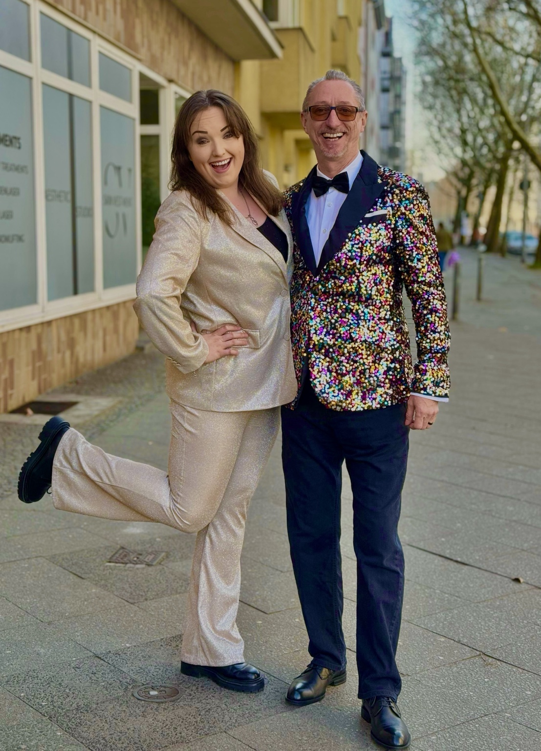 Begegnung im festlichen Outfit