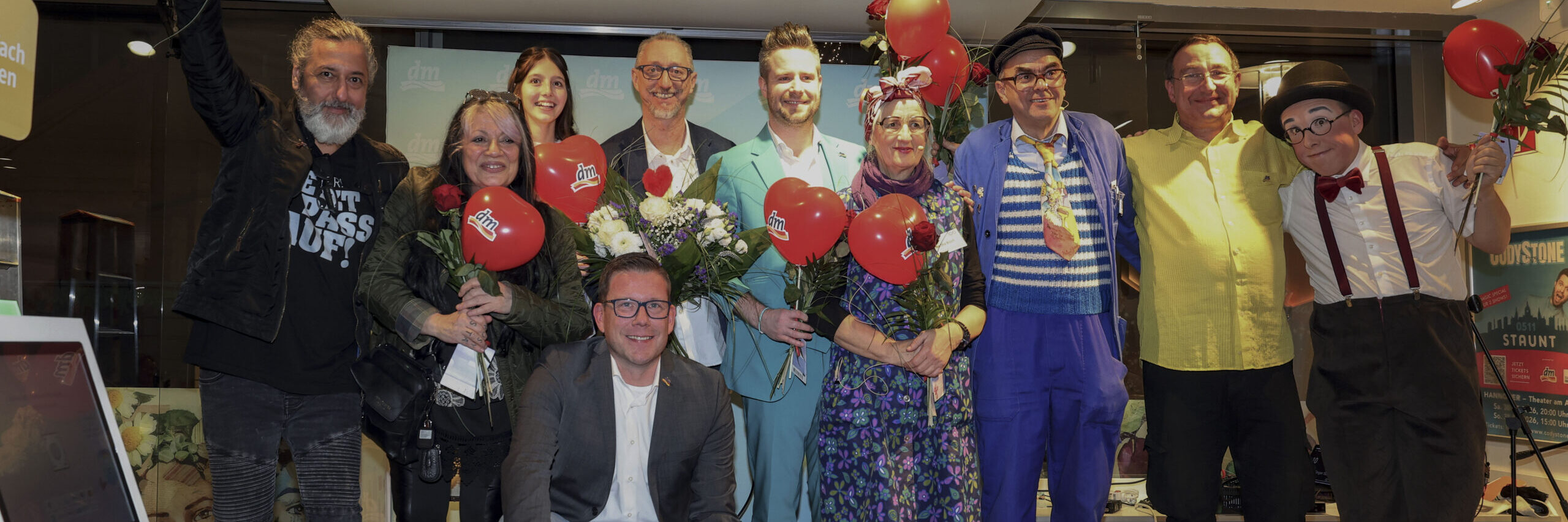 Ensemble bei der Premiere von Hannover Herzen im dm-Markt